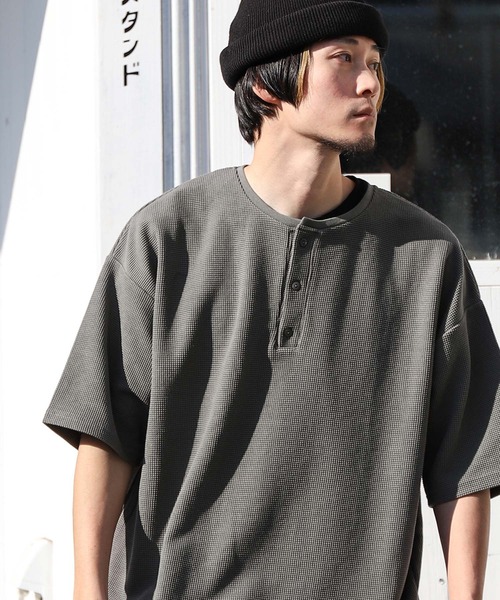 ZIP FIVE（ジップファイブ）の「【ZIP FIVE】ドライワッフル　オーバーサイズ サーマル半端袖Tシャツ【吸水速乾COOL素材】【クルー/ヘンリーネック】（Tシャツ/カットソー・メンズ・ブラック/ベージュ/イエロー/ブルー/グリーン/アイボリー/アイボリー系1/グリーン系/グレー系/イエロー系/オートミール/ブルー系/アイボリー系/ブラック系/チャコール/ベージュ系・LARGE/MEDIUM）」の6枚目の写真