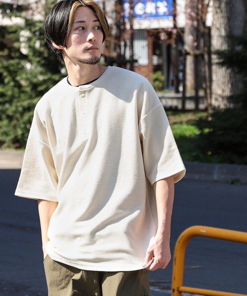 ZIP FIVE（ジップファイブ）の「【ZIP FIVE】ドライワッフル　オーバーサイズ サーマル半端袖Tシャツ【吸水速乾COOL素材】【クルー/ヘンリーネック】（Tシャツ/カットソー・メンズ・ブラック/ベージュ/イエロー/ブルー/グリーン/アイボリー/アイボリー系1/グリーン系/グレー系/イエロー系/オートミール/ブルー系/アイボリー系/ブラック系/チャコール/ベージュ系・LARGE/MEDIUM）」の11枚目の写真
