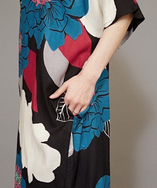 カヤ（カヤ）の「【カヤ】ジャポネズリ 銘仙牡丹ワンピース（ワンピース・レディース・ライトグレー/ネイビー/スミクロ・FREE）」の16枚目の写真