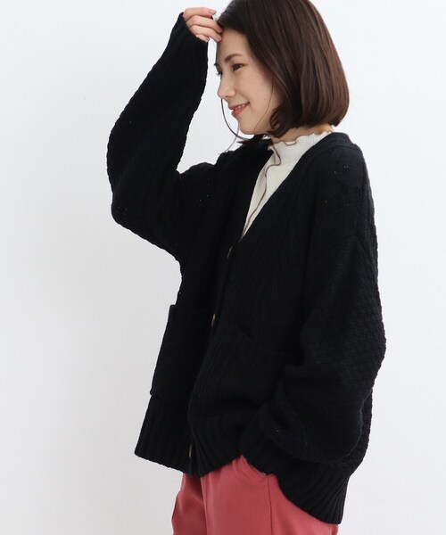 SHOO・LA・RUE（シューラルー）の「◆ゆるっと袖がこなれ見え！ざっくりケーブル柄カーディガン（カーディガン/ボレロ・レディース・ブラック/アイボリー/サンドベージュ/マスタード・00）」の21枚目の写真