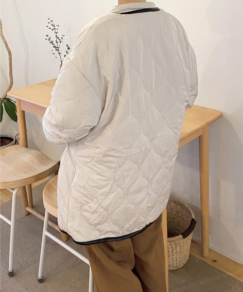 shopnikoniko(ショップニコニコ)の「キルティング ボア リバーシブルコート パイピング もこもこ ノーカラージャケット(ノーカラージャケット・レディース・アイボリー/ブラック・フリー)」の7枚目の写真