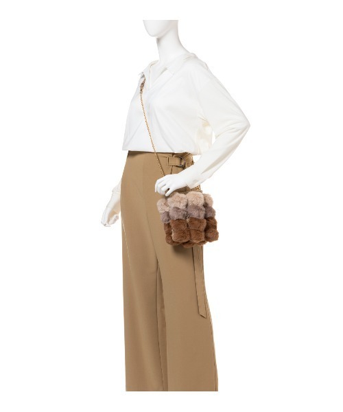 ANTEPRIMA/MISTO（アンテプリマミスト）の「ペーリ/ななめがけバッグファーバッグ/フェイクファー ポンポン（ショルダーバッグ・レディース・ブラウン/グレー/ブラック・ONE SIZE）」の7枚目の写真