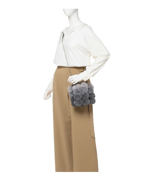 ANTEPRIMA/MISTO（アンテプリマミスト）の「ペーリ/ななめがけバッグファーバッグ/フェイクファー ポンポン（ショルダーバッグ・レディース・ブラウン/グレー/ブラック・ONE SIZE）」の9枚目の写真