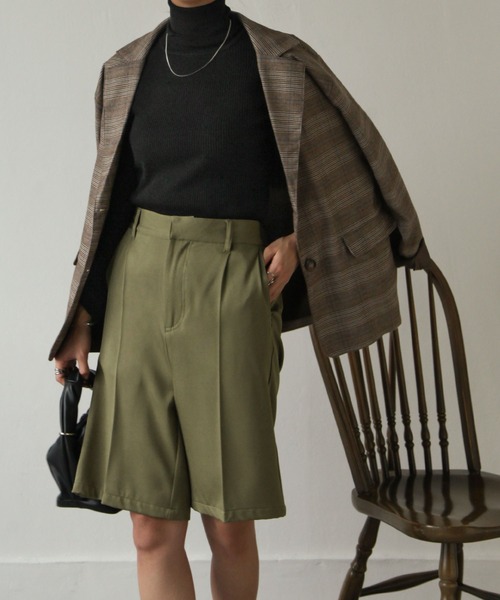 Chillfar(チルファー)の「センタープレスピンタックバミューダパンツ(その他パンツ・レディース・グレー/ブラック/カーキ/アイボリー/ダークブラウン/ピンク/グリーン/オレンジ・FREE)」の1枚目の写真