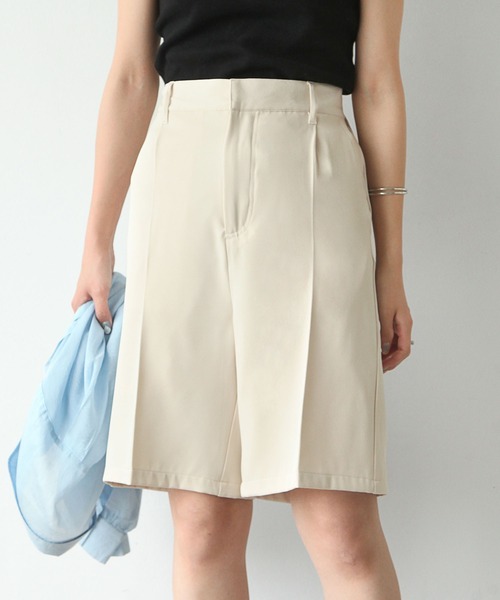 Chillfar(チルファー)の「センタープレスピンタックバミューダパンツ(その他パンツ・レディース・グレー/ブラック/カーキ/アイボリー/ダークブラウン/ピンク/グリーン/オレンジ・FREE)」の2枚目の写真