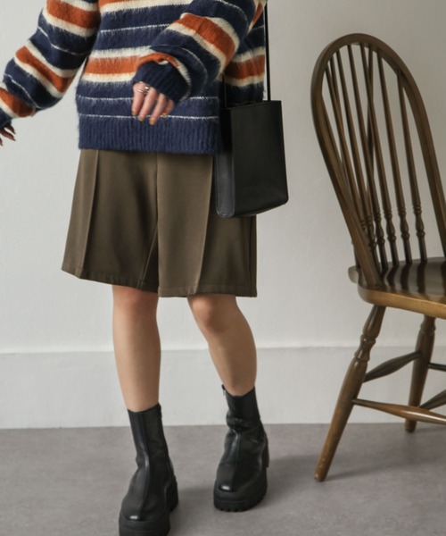 Chillfar(チルファー)の「センタープレスピンタックバミューダパンツ(その他パンツ・レディース・グレー/ブラック/カーキ/アイボリー/ダークブラウン/ピンク/グリーン/オレンジ・FREE)」の9枚目の写真