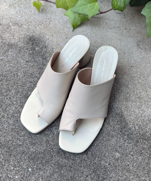 DouDou(ドゥドゥ)の「ヒールアップトングサンダル(サンダル・レディース・オフホワイト/グレイッシュベージュ・24.5/23.5)」の2枚目の写真