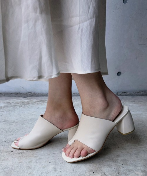 DouDou(ドゥドゥ)の「ヒールアップトングサンダル(サンダル・レディース・オフホワイト/グレイッシュベージュ・24.5/23.5)」の4枚目の写真