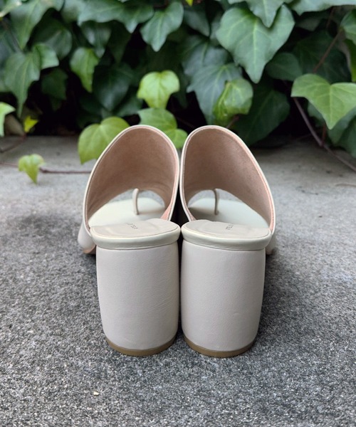 DouDou(ドゥドゥ)の「ヒールアップトングサンダル(サンダル・レディース・オフホワイト/グレイッシュベージュ・24.5/23.5)」の3枚目の写真