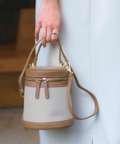 titivate(ティティベイト)の「バイカラーキャンバスバッグ(ショルダーバッグ・レディース・ブラウン/ブラック・FREE)」の2枚目の写真