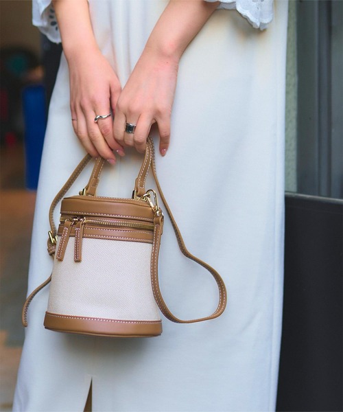 titivate(ティティベイト)の「バイカラーキャンバスバッグ(ショルダーバッグ・レディース・ブラウン/ブラック・FREE)」の13枚目の写真