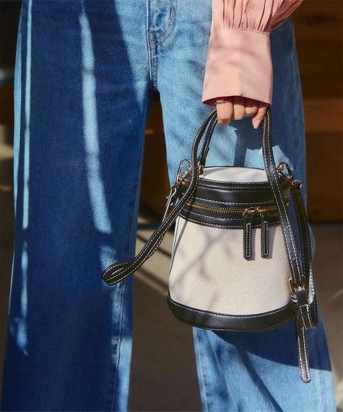 titivate(ティティベイト)の「バイカラーキャンバスバッグ(ショルダーバッグ・レディース・ブラウン/ブラック・FREE)」の3枚目の写真