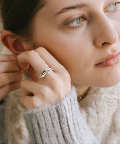 Ops.（オプス）の「アクセサリー リング レディース シンプル シルバー925 ボリューム【mielikki-tuuli-ring ミエリッキ・トゥーリ】（リング・レディース・イエローゴールド/シルバー・11号/13号/15号）」の4枚目の写真