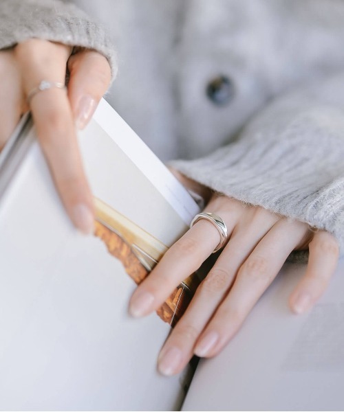 Ops.（オプス）の「アクセサリー リング レディース シンプル シルバー925 ボリューム【mielikki-tuuli-ring ミエリッキ・トゥーリ】（リング・レディース・イエローゴールド/シルバー・11号/13号/15号）」の5枚目の写真