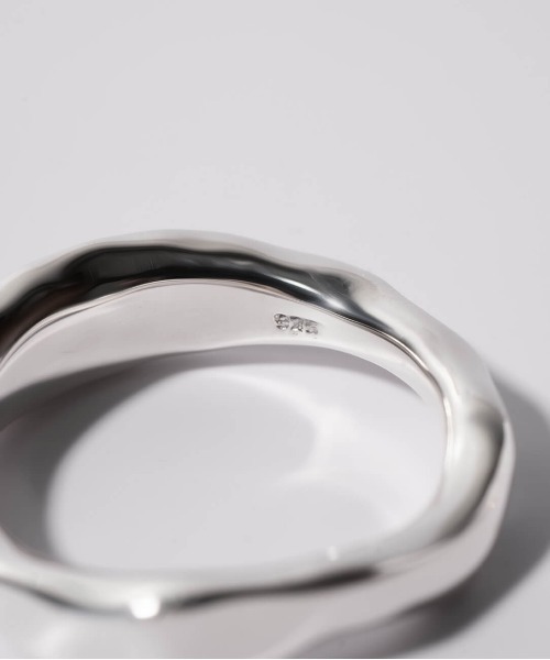 Ops.（オプス）の「アクセサリー リング レディース シンプル シルバー925 ボリューム【mielikki-tuuli-ring ミエリッキ・トゥーリ】（リング・レディース・イエローゴールド/シルバー・11号/13号/15号）」の17枚目の写真