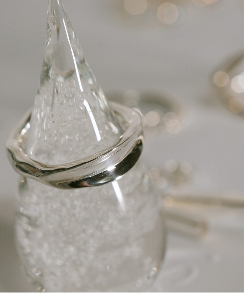 Ops.（オプス）の「アクセサリー リング レディース シンプル シルバー925 ボリューム【mielikki-tuuli-ring ミエリッキ・トゥーリ】（リング・レディース・イエローゴールド/シルバー・11号/13号/15号）」の8枚目の写真