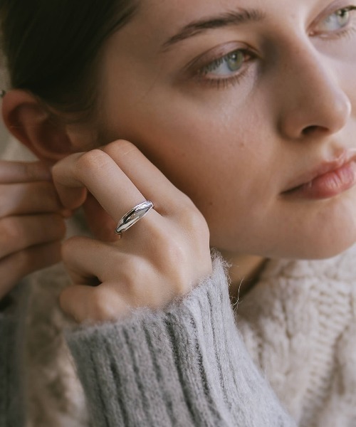 Ops.(オプス)の「アクセサリー リング レディース シンプル シルバー925 ボリューム【mielikki-tuuli-ring ミエリッキ・トゥーリ】(リング・レディース・イエローゴールド/シルバー・11号/13号/15号)」の17枚目の写真