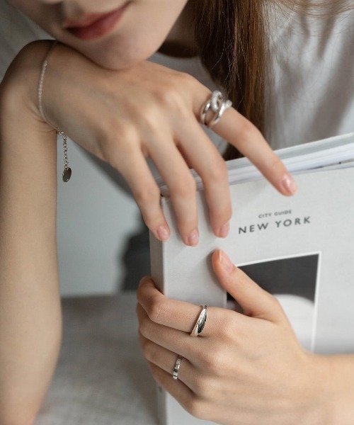 Ops.(オプス)の「アクセサリー リング レディース シンプル シルバー925 ボリューム【mielikki-tuuli-ring ミエリッキ・トゥーリ】(リング・レディース・イエローゴールド/シルバー・11号/13号/15号)」の3枚目の写真