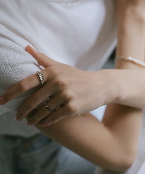 Ops.(オプス)の「アクセサリー リング レディース シンプル シルバー925 ボリューム【mielikki-tuuli-ring ミエリッキ・トゥーリ】(リング・レディース・イエローゴールド/シルバー・11号/13号/15号)」の4枚目の写真