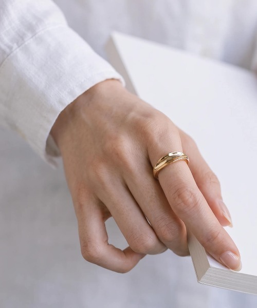 Ops.(オプス)の「アクセサリー リング レディース シンプル シルバー925 ボリューム【mielikki-tuuli-ring ミエリッキ・トゥーリ】(リング・レディース・イエローゴールド/シルバー・11号/13号/15号)」の5枚目の写真