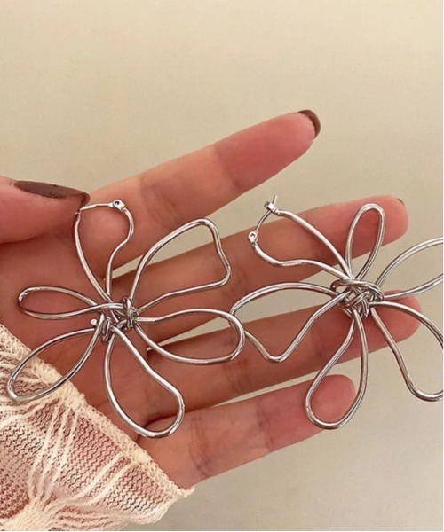 ammy.(エイミードット)の「【 ammy. / エイミードット 】 フラワー ニュアンス ライン ピアス(ピアス(両耳用)・レディース・シルバー/ゴールド・FREE)」の6枚目の写真