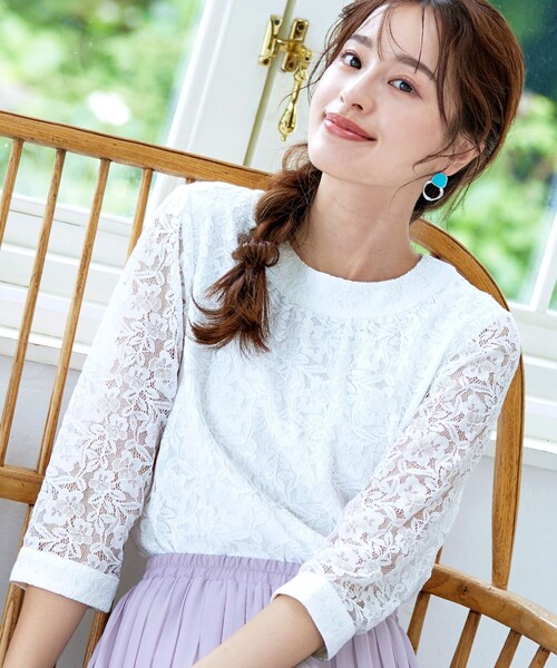 Tiaclasse（ティアクラッセ）の「【洗える】ギャザーネックレースブラウス（シャツ/ブラウス・レディース・ネイビー/オフホワイト/ラベンダー/ブラック・M/L/S）」の2枚目の写真