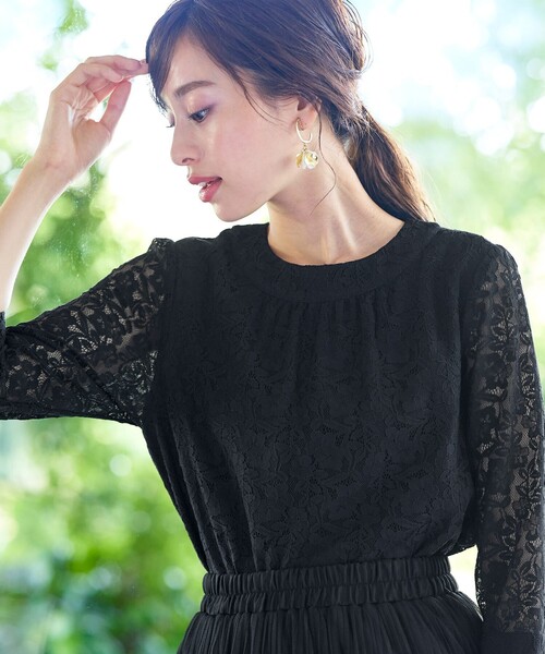 Tiaclasse（ティアクラッセ）の「【洗える】ギャザーネックレースブラウス（シャツ/ブラウス・レディース・ネイビー/オフホワイト/ラベンダー/ブラック・M/L/S）」の3枚目の写真