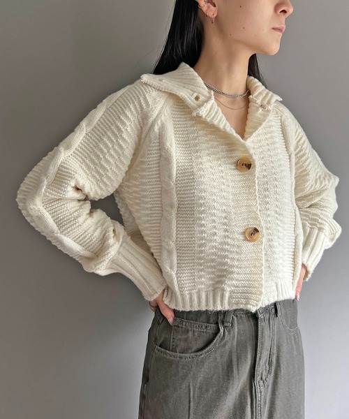 Jewelobe(ジュエローブ)の「スタンドカラーケーブルラインニットカーディガン(カーディガン/ボレロ・レディース・グレー/ホワイト/ブラック/ベージュ・FREE)」の2枚目の写真