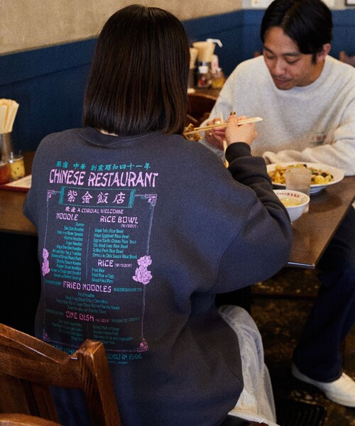 FREAK'S STORE（フリークスストア）の「限定展開 紫金飯店×FREAK'S STORE 別注 バックプリント クルーネックスウェット/中華/チャイナデザイン（スウェット・メンズ・アッシュグレー/スミクロ・SMALL/MEDIUM/LARGE）」の2枚目の写真