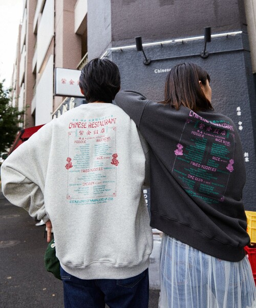 FREAK'S STORE（フリークスストア）の「限定展開 紫金飯店×FREAK'S STORE 別注 バックプリント クルーネックスウェット/中華/チャイナデザイン（スウェット・メンズ・アッシュグレー/スミクロ・SMALL/MEDIUM/LARGE）」の6枚目の写真