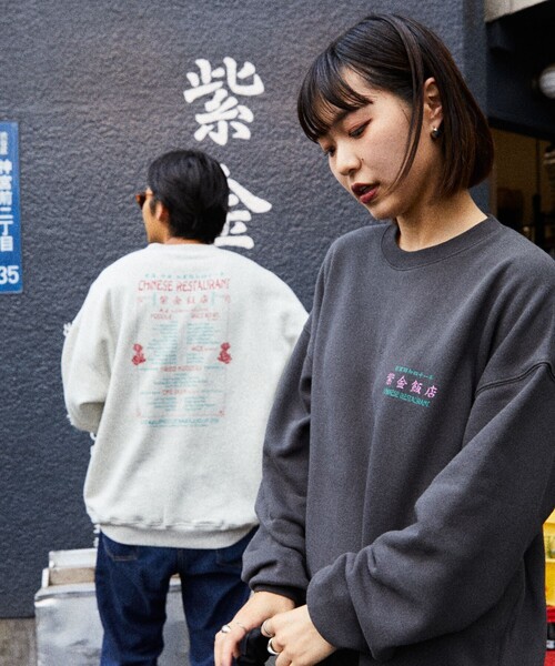 FREAK'S STORE（フリークスストア）の「限定展開 紫金飯店×FREAK'S STORE 別注 バックプリント クルーネックスウェット/中華/チャイナデザイン（スウェット・メンズ・アッシュグレー/スミクロ・SMALL/MEDIUM/LARGE）」の7枚目の写真