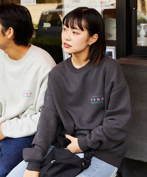 FREAK'S STORE（フリークスストア）の「限定展開 紫金飯店×FREAK'S STORE 別注 バックプリント クルーネックスウェット/中華/チャイナデザイン（スウェット・メンズ・アッシュグレー/スミクロ・SMALL/MEDIUM/LARGE）」の9枚目の写真
