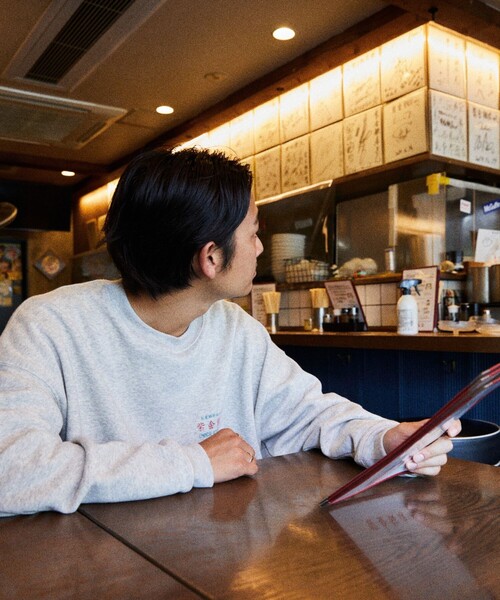 FREAK'S STORE（フリークスストア）の「限定展開 紫金飯店×FREAK'S STORE 別注 バックプリント クルーネックスウェット/中華/チャイナデザイン（スウェット・メンズ・アッシュグレー/スミクロ・SMALL/MEDIUM/LARGE）」の13枚目の写真