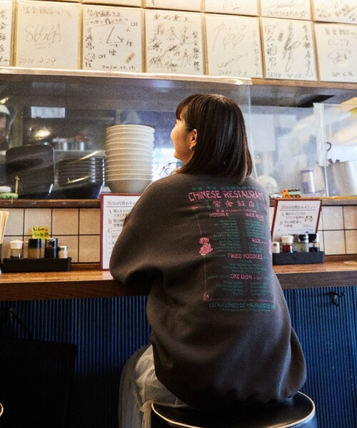 FREAK'S STORE（フリークスストア）の「限定展開 紫金飯店×FREAK'S STORE 別注 バックプリント クルーネックスウェット/中華/チャイナデザイン（スウェット・メンズ・アッシュグレー/スミクロ・SMALL/MEDIUM/LARGE）」の15枚目の写真