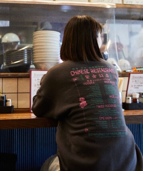 FREAK'S STORE（フリークスストア）の「限定展開 紫金飯店×FREAK'S STORE 別注 バックプリント クルーネックスウェット/中華/チャイナデザイン（スウェット・メンズ・アッシュグレー/スミクロ・SMALL/MEDIUM/LARGE）」の16枚目の写真