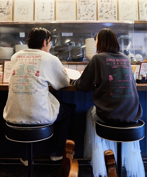 FREAK'S STORE（フリークスストア）の「限定展開 紫金飯店×FREAK'S STORE 別注 バックプリント クルーネックスウェット/中華/チャイナデザイン（スウェット・メンズ・アッシュグレー/スミクロ・SMALL/MEDIUM/LARGE）」の18枚目の写真