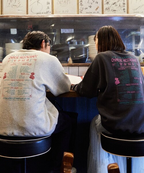 FREAK'S STORE（フリークスストア）の「限定展開 紫金飯店×FREAK'S STORE 別注 バックプリント クルーネックスウェット/中華/チャイナデザイン（スウェット・メンズ・アッシュグレー/スミクロ・SMALL/MEDIUM/LARGE）」の19枚目の写真