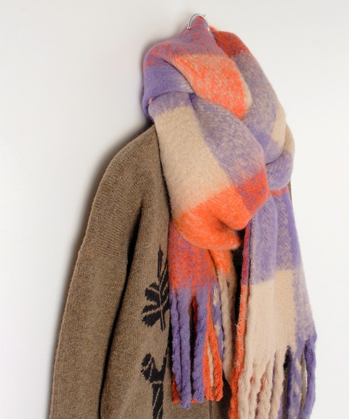 ALWAYS GOOD TIME（オルウェイズグッドタイム）の「大判ボリュームマフラー ブロックチェック/無地（マフラー・レディース・イエロー系/グリーン系/ブルー系/ローズ系/オレンジ系/ネイビー系/キャメル/ピンク系/ライトベージュ/ミント/パープル/オフホワイト/グレー/ライトイエロー/グレイッシュベージュ/ライトピンク・FREE）」の16枚目の写真