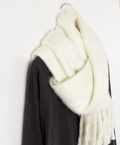 ALWAYS GOOD TIME（オルウェイズグッドタイム）の「大判ボリュームマフラー ブロックチェック/無地（マフラー・レディース・イエロー系/グリーン系/ブルー系/ローズ系/オレンジ系/ネイビー系/キャメル/ピンク系/ライトベージュ/ミント/パープル/オフホワイト/グレー/ライトイエロー/グレイッシュベージュ/ライトピンク・FREE）」の2枚目の写真