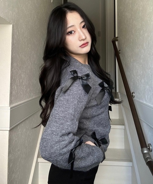 Chick(チック)の「【元日向坂46 渡邉 美穂様着用】RIBBON CREW NECK KNIT / リボンクルーネックニットトップス(ニット/セーター・レディース・ダークグレー・FREE)」の12枚目の写真