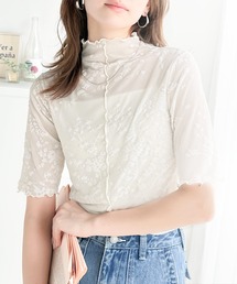シンプルコーデに華やかさを添える。花柄フロッキーシアーハイネック半袖プルオーバー