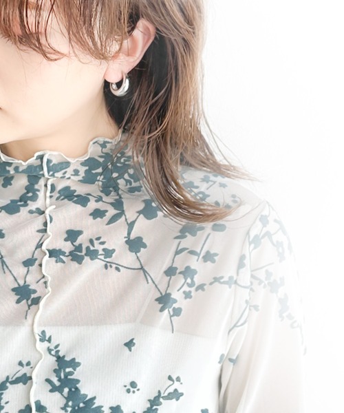 classicalelf(クラシカルエルフ)の「シンプルコーデに華やかさを添える。花柄フロッキーシアーハイネック半袖プルオーバー(Tシャツ/カットソー・レディース・アイボリー系2/ブラック系その他/アイボリー系1・MEDIUM/LARGE/X-LARGE/SMALL)」の3枚目の写真