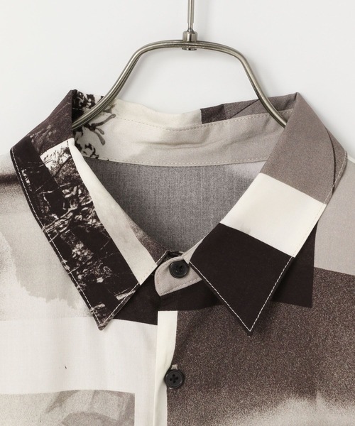 LOWRYS FARM（ローリーズファーム）の「フォトコラージュシャツＳＳ　120680（シャツ/ブラウス・メンズ・ホワイト/ネイビー/オレンジ・MEDIUM/LARGE）」の4枚目の写真