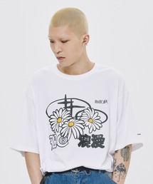 ROMANTIC CROWN（ロマンティッククラウン）の「A'GEM/9 × .kom 『ROMANTIC CROWN/ロマンティック クラウン』 TRIPLE DAISY MIXED LOGO TEE SHIRT/デージーロゴTシャツ（Tシャツ/カットソー）」