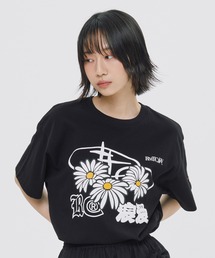 ROMANTIC CROWN（ロマンティッククラウン）の「A'GEM/9 × .kom 『ROMANTIC CROWN/ロマンティック クラウン』 TRIPLE DAISY MIXED LOGO TEE SHIRT/デージーロゴTシャツ（Tシャツ/カットソー）」