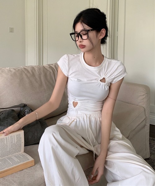 GLAMOROUS JANE(グラマラスジェーン)の「ハートカットアウトショート丈半袖Tシャツ(Tシャツ/カットソー・レディース・ホワイト/ブラック・FREE)」の4枚目の写真