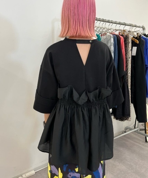 ROSE BUD(ローズバッド)の「大人が着るのはこれ。ドッキングフリルカットソー(Tシャツ/カットソー・レディース・グレー/ブラック・FREE)」の2枚目の写真