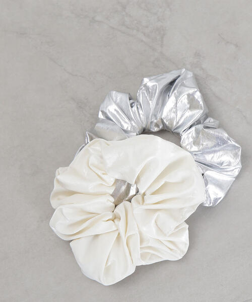 NATURAL BEAUTY BASIC（ナチュラルビューティーベーシック）の「リキッドシュシュ（シュシュ・レディース・ホワイト/シルバー・ﾌﾘ-）」の5枚目の写真