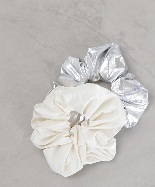 NATURAL BEAUTY BASIC（ナチュラルビューティーベーシック）の「リキッドシュシュ（シュシュ・レディース・ホワイト/シルバー・ﾌﾘ-）」の2枚目の写真