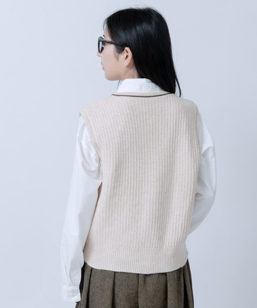 LOSUCA（ロスカ）の「ワンポイント刺しゅうVネックラインニットベスト  / ワンポイント 刺しゅう 前開き ナチュラル フレンチ レトロ トラッド スクール シティガール（ニット/セーター・レディース・オフホワイト/グレー/ネイビー・FREE）」の4枚目の写真